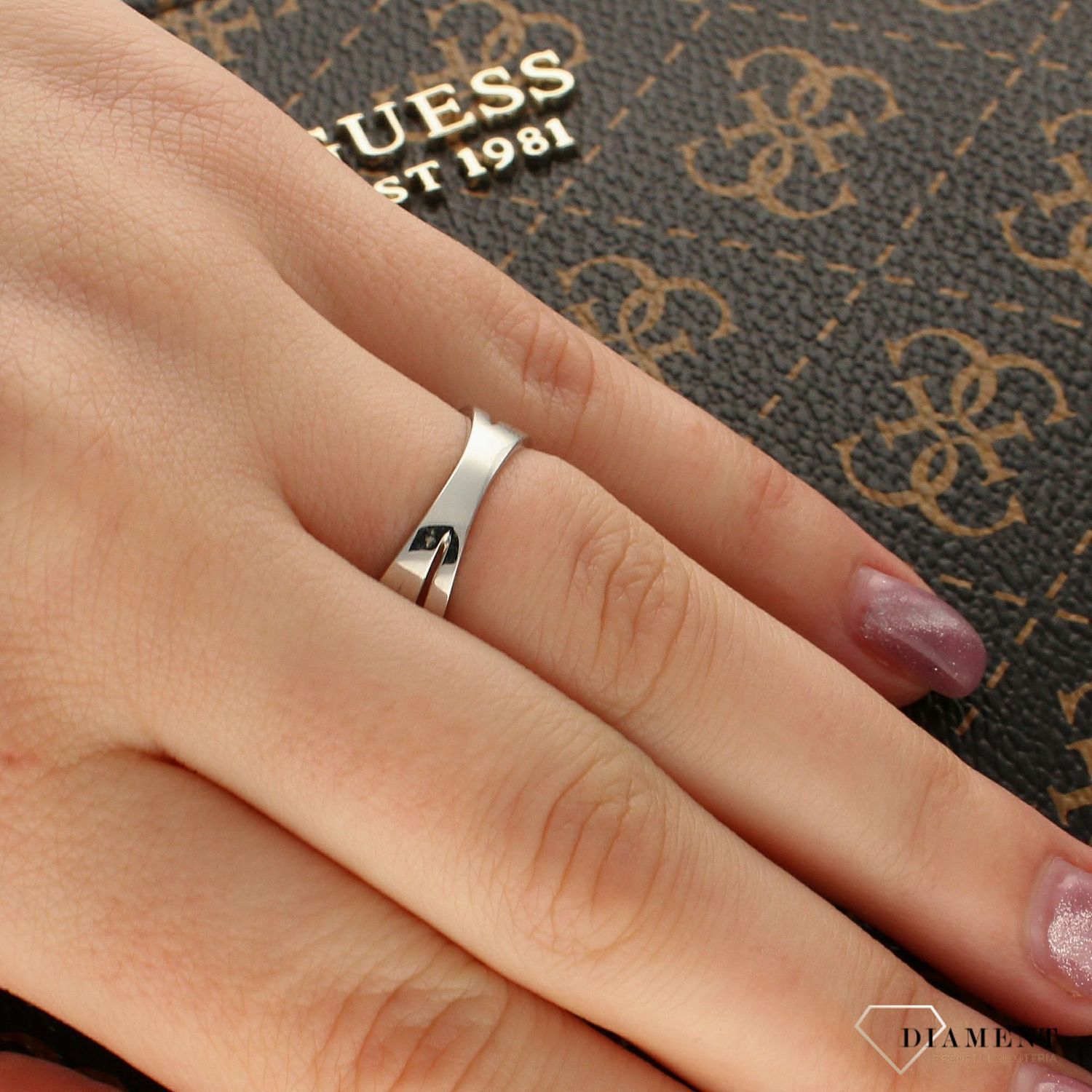 Złoty pierścionek z diamentami i szafirami  Przeplatana Klasyka  Rozmiar 13.jpg